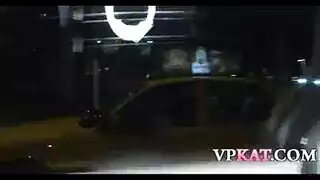 قررت زوجة المشاغب البقاء في المنزل في تلك الليلة وأستمني لتحويل تخيلات جنسها إلى حقيقة واقعة