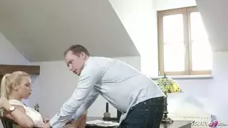 رجل يدعو عاهرة