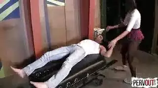 كسر ملابسها بعد أن تريد ممارسة الجنس معك على الفور