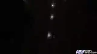 زنجية مثيرة تمص زبر ابيض بعمق وتتناك