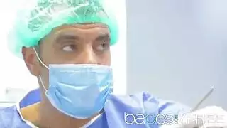 تمارس الممرضة الجنس مع طبيب الأسنان