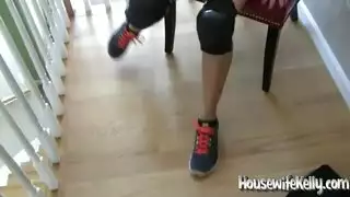 الزوجة الساخنة تمتص الديك بينما الزوج في العمل.