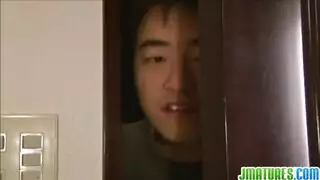 ميلف يابانية جميلة بتلعب في كسها تحت الشاور
