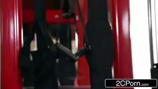قرنية مدرب شقراء ملقاة بجوار الرجل التبول