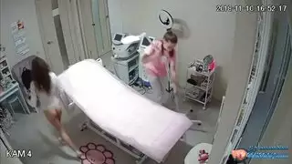 مراهقة عربية اكتشفت كاميرا مخبئة في غرفة تبديل الملابس