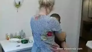 يركب طيز امه و ينيكها من طيزها فوق السرير بعنف