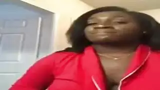 كانت المرأة العارية تضايق حتى امتلأت كسها بعصا لحم زوجها