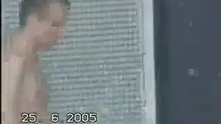 الهزات الفرخ البريطانية قبالة صديقها مثل عاهرة لدفع فواتيرها.