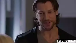 هذا الرجل الملاعين الشقراء الذي يهتم بطفلك