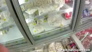 سخيف في سن المراهقة أحمر الشعر مع قضيب جلدي.