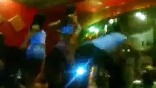 مع امه وهي في السرير بعد النوم