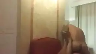 بتدخل عليه الغرفه وهو نايم تخلعه البنطلون وتنزل فيه نيك مثير جدا