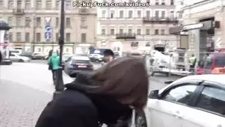 سخيف الحمار الأبيض الشباب ويئن بصوت عال