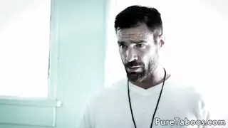 تريد كلتا السحاقيات جذبك إليهما في الحياة
