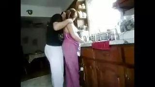 أنيك أمي البيضاء السمينة في المطبخ وأصورها بدون أن تدري