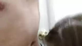يتعرف الصبي الأشقر على أم جاره
