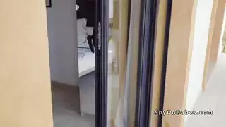 فرخ أزرق العينين شقراء مص على مسمار لها