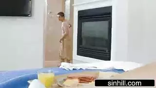 يتلصص على البيت فتضبطه ربة المنزل وتجبره ينيكها