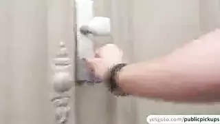 العصير في سن المراهقة اللسان ومتسابق صديقها