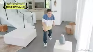 الشاب المشاكس يفسد العائلة بالنيك سكس عائلي مترجم