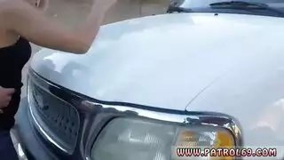 امرأة ذات شعر داكن ذات جسم عاريات ، تحب صوفيا نشر ساقيها واللعب مع بوسها