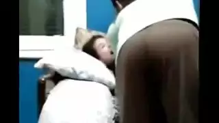 يستغل غياب اهله و هما مش في البيت و يمارس الجنس مع اخته