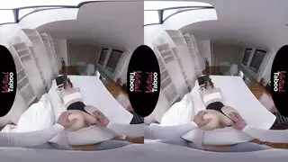 إنها تمتصها من رجلين يسحقونها