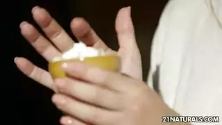 وكانت فتاة جيدة ولكن ديك الكلبة حولته في