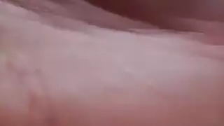 يلعب الجمال العربي على كاميرا الويب الخاصة بها