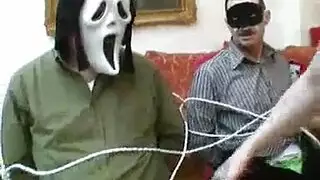 الام السمينة تتناك في كسها المشعر أمام زوجها وابنها