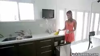 ولد شقي ينيك شقيقته الفرسة العارية في سريرها نيك محارم