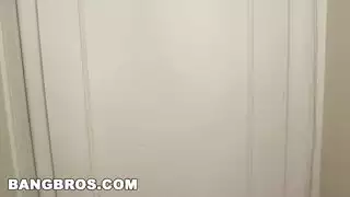 لديها ثديان صغيرتان لكن مؤخرتها حلم
