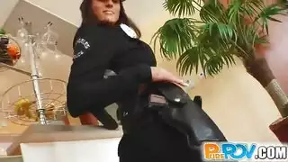 نيك شرطية جميلة تمص الزب وتبلع المني