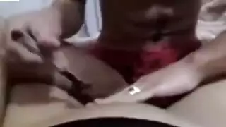 ينيمها و ينام عليها و يحلق شعر كسها و يبعبص
