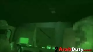 فتاة عمل عربية مارس الجنس من قبل الجنود في جولة الواجب