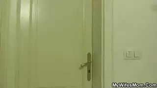 ولد ينيك امو وهي نايمه