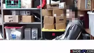 الحمار شقراء كبيرة يضع صبي مجهول ليمارس الجنس معها