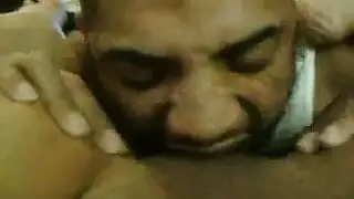 راجل يلحس كس مراته ويدخل لسانه في كسها