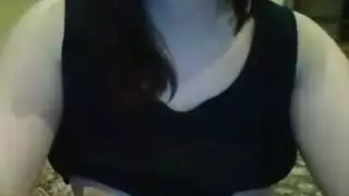 يتم التقاط فاتنة امرأة سمراء الساخنة لبعض المرح.