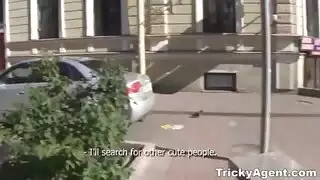 فتاة نردي في الكعب الأسود واللباس الأحمر