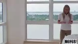 شقراء الشباب يريد أن يتم تصويره عندما الملاعين لك