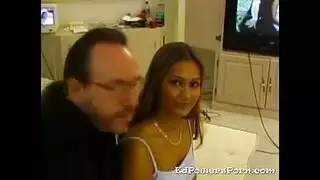 امرأة سمراء مذهلة مرافقة الهنغارية تعريض الجلد.