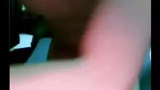 عمق جولي الرائع ، الشباب الأنيق على الكاميرا