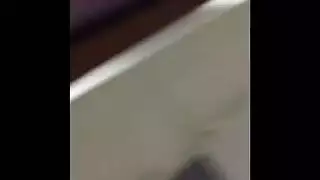 العاهرة الأشقر مع جسم مناسب تلعب مع دسارها الصلب ، بينما وحدها في الحديقة.