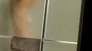 أمي الساخنة في شبكة صيد السمك ثونغ ندف في الحمام