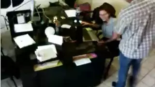 صبي تايلاندي يلعب مع نفسه ويظهر صاحب الديك