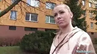 شقراء مع كبير الثدي الحقيقي يحصل على الملابس