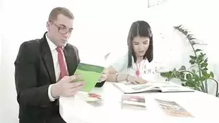 هذا الرجل يحاول تعلم اللغة الإنجليزية لكنها متحمسة للغاية