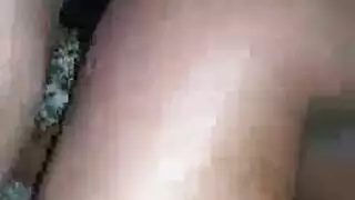 مدرب مثلي الجنس يرشد الرقيق إلى مص زب عملاق للعملاء