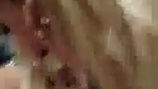 شقراء في وجه اللعنة.
